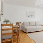 Center Chmielna 100 *