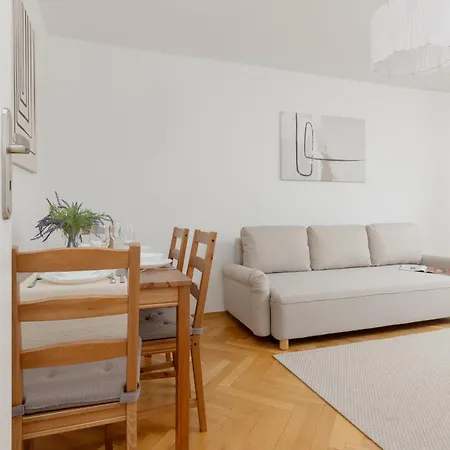 Center Chmielna 100 *